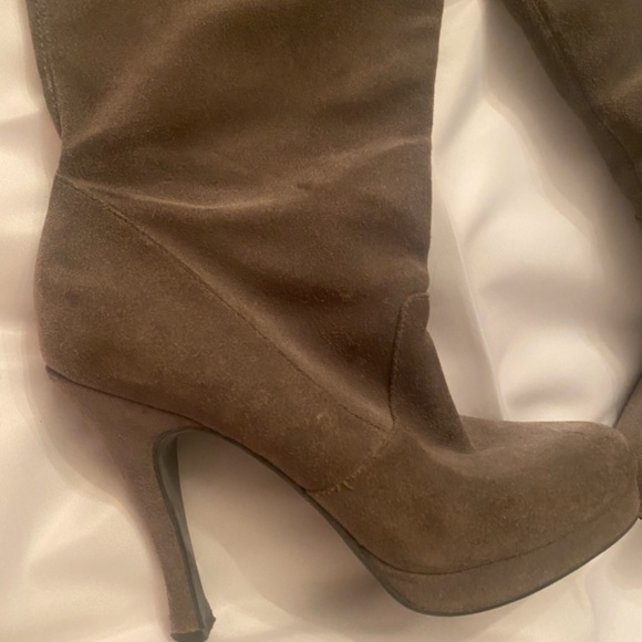 BCBG suede platfor grey tall boots size 6 - Picture 4 of 6